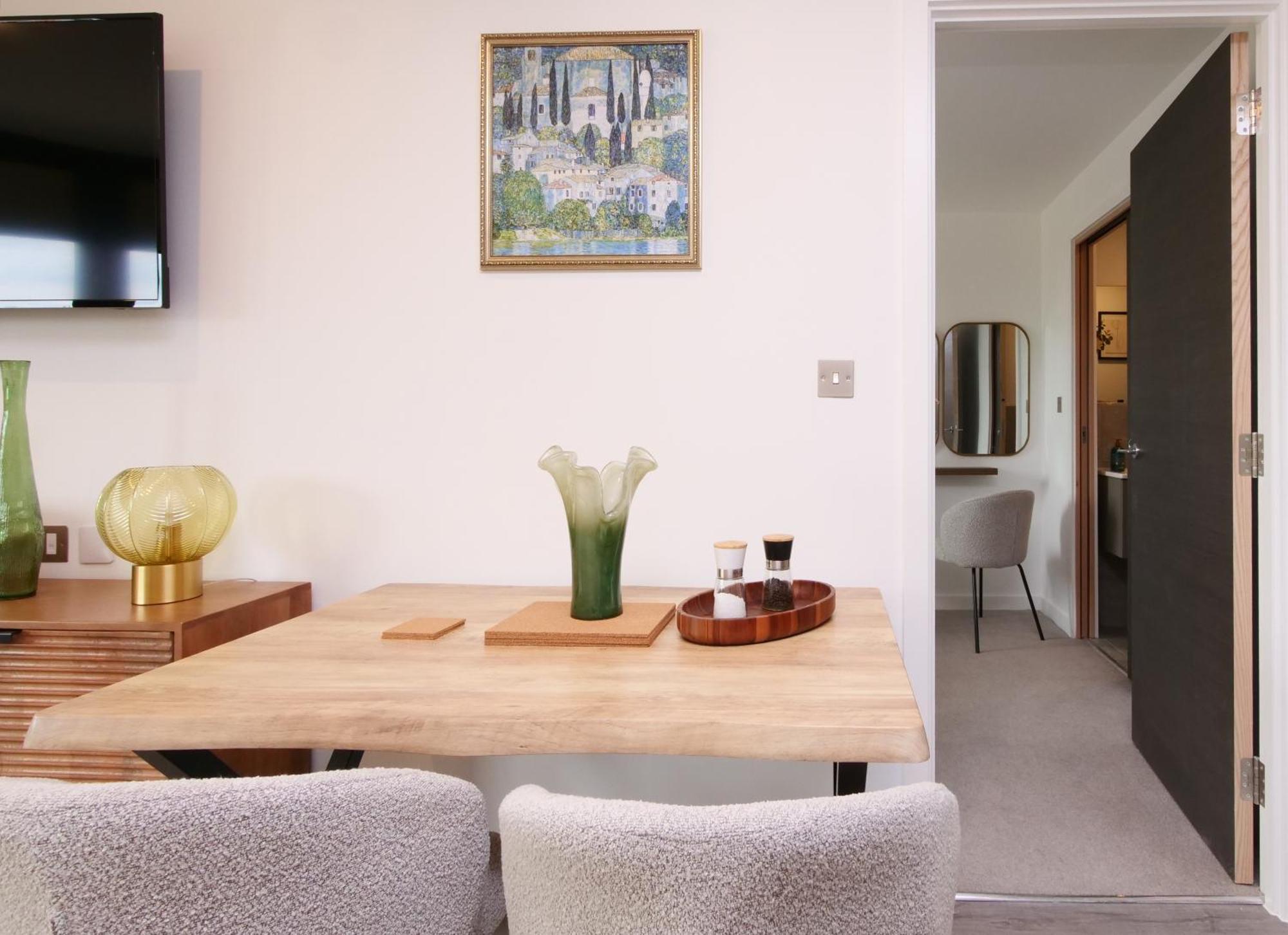 41 With Free Secure Parking Apartment